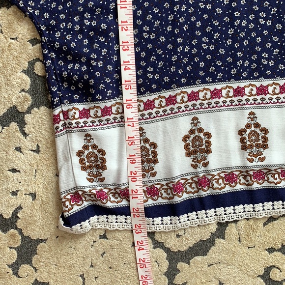 Top with open shoulder and flowy look. Very boho! - Picture 6 of 8